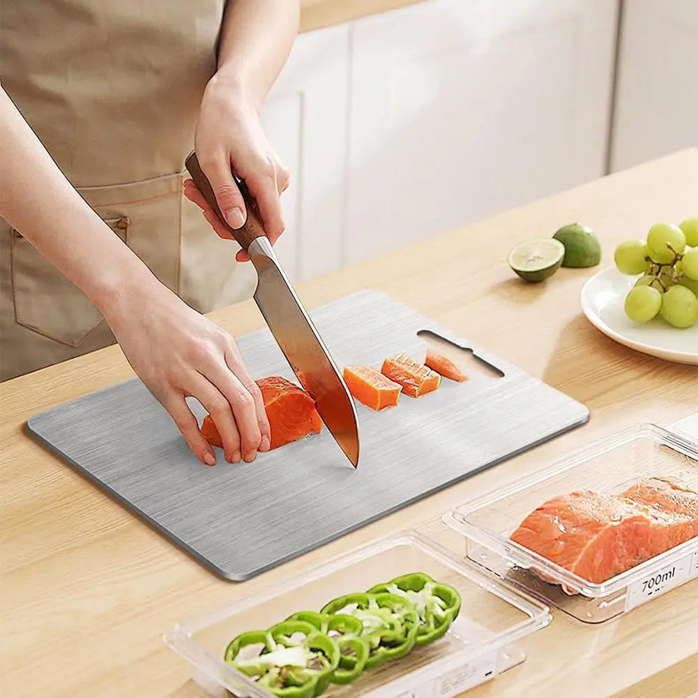 Découpe de saumon sur une planche en inox