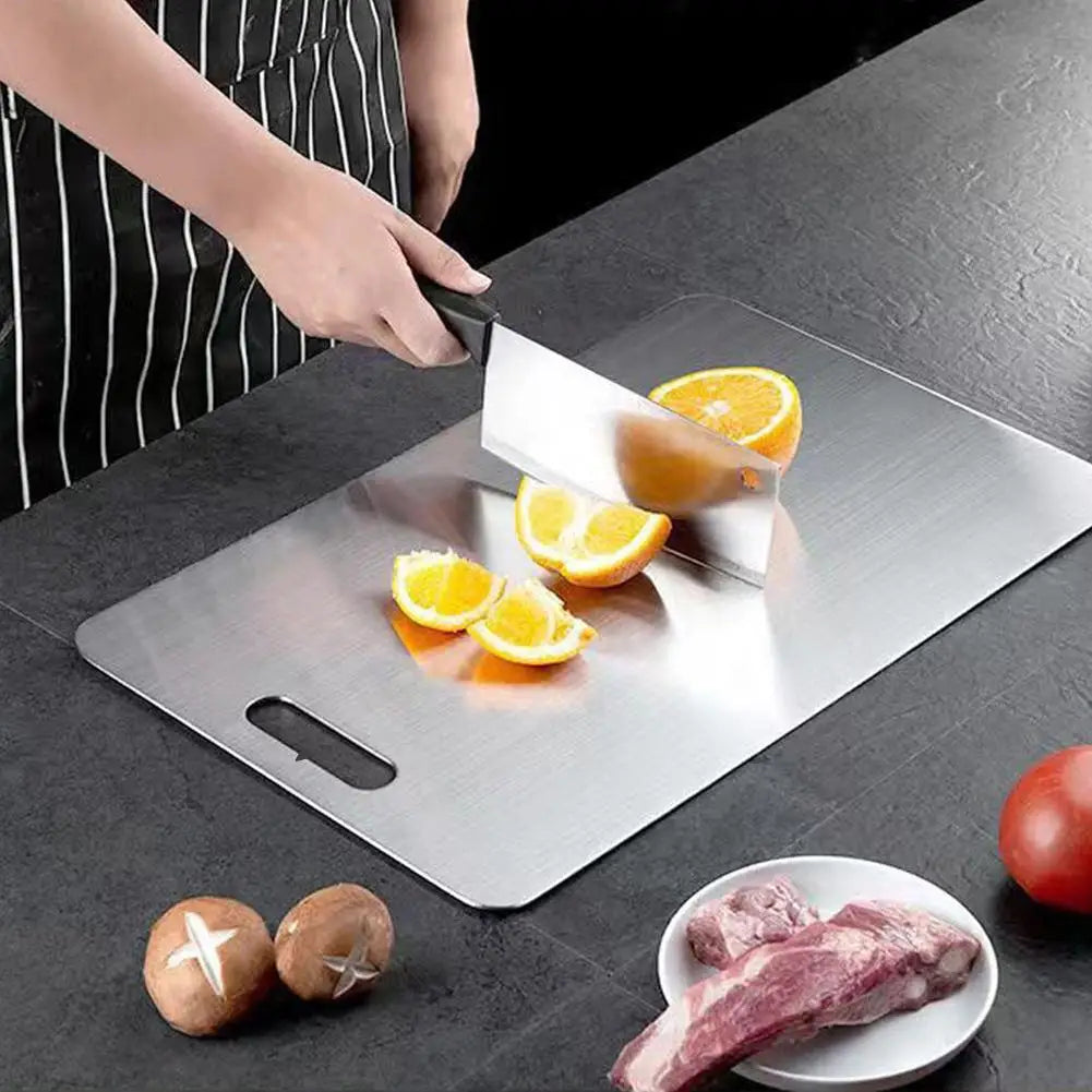 Planche en inox avec des tranches d'orange