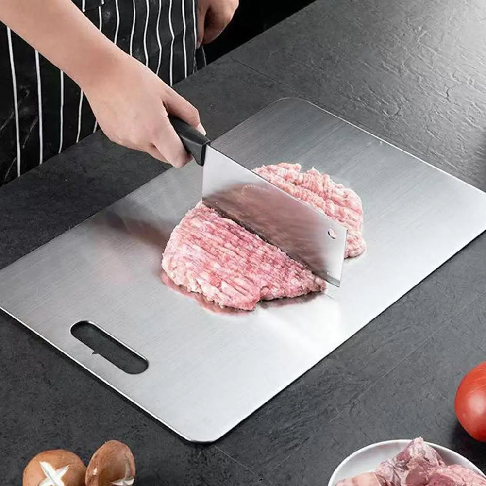 Découpe de viande sur une planche en inox